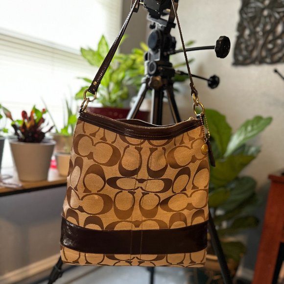 Coach Handbags - 🚨HUGE PD🚨COACH SIGNATURE STRIP LARGE SHOULDER BAG